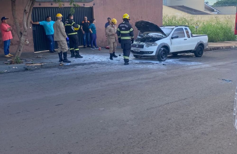 Pane elétrica causa incêndio em veículo na Vila Santa Maria, em Jataí