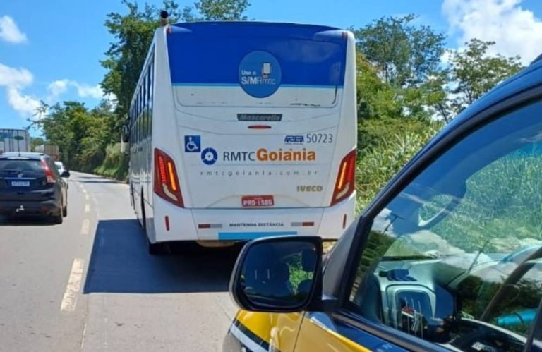 Passageiro armado com faca ameaça idosa em ônibus e é preso na BR-153