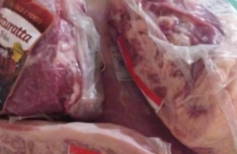 Polícia Militar prende homem por furto de carnes em supermercado