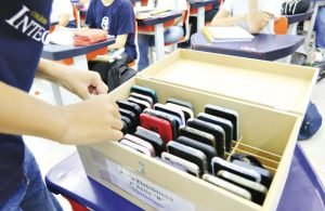 Proibição de celular em escolas é regulamentada em Goiás