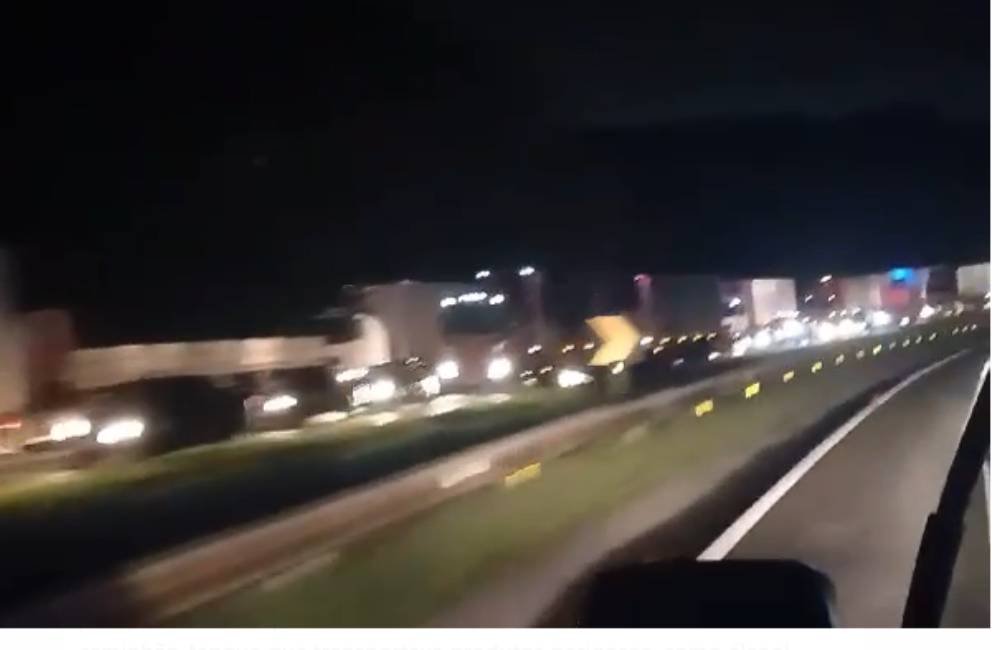 Tombamento de caminhão com carga perigosa bloqueia a BR-153