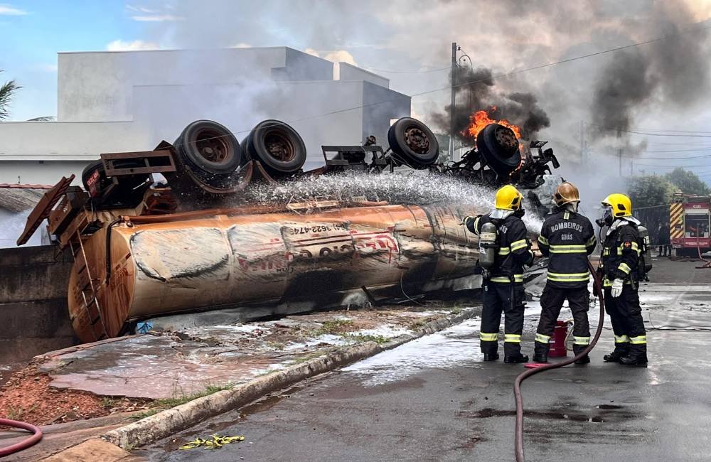 VÍDEO Caminhão Carregado com Álcool Capota em Rio Verde e Causa Incêndio