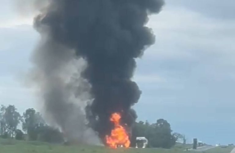 VÍDEO Caminhonete pega fogo após colisão entre Rio Verde e Jataí