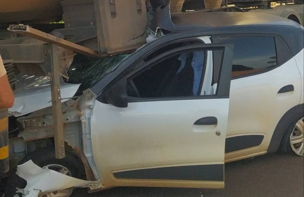 VÍDEO | Motorista perde controle de carro e bate em carreta em Jataí