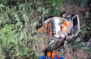 VÍDEO Tombamento de prancha com colheitadeira deixa feridos e mobiliza bombeiros