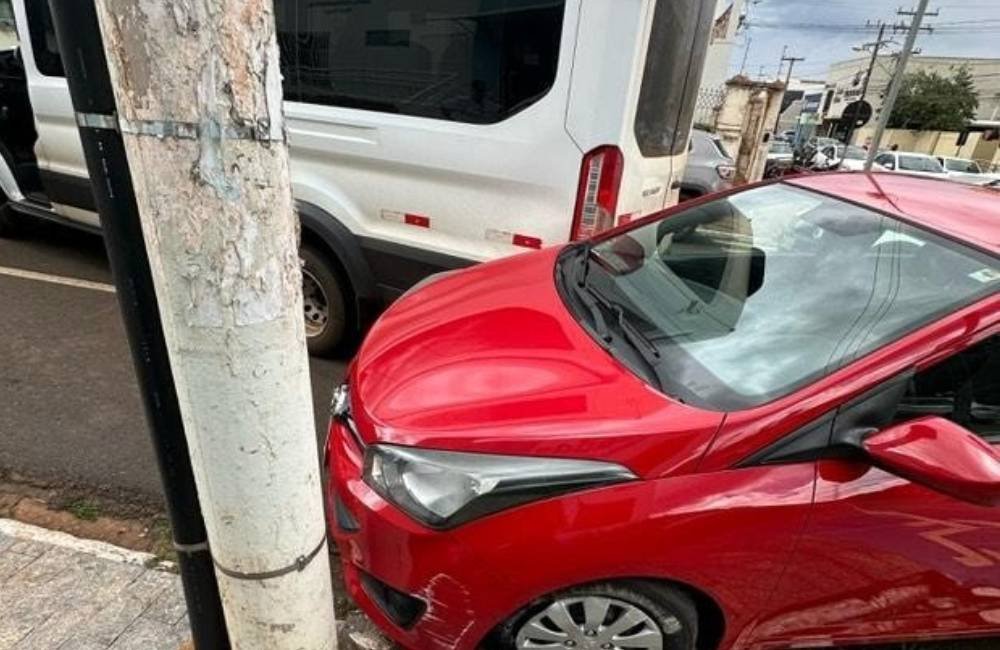 Van desgovernada atinge carro estacionado no centro de Jataí