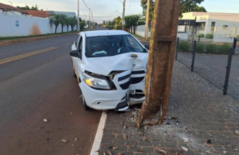 Veículo colide com poste em Jataí e mobiliza Guarda Civil Municipal