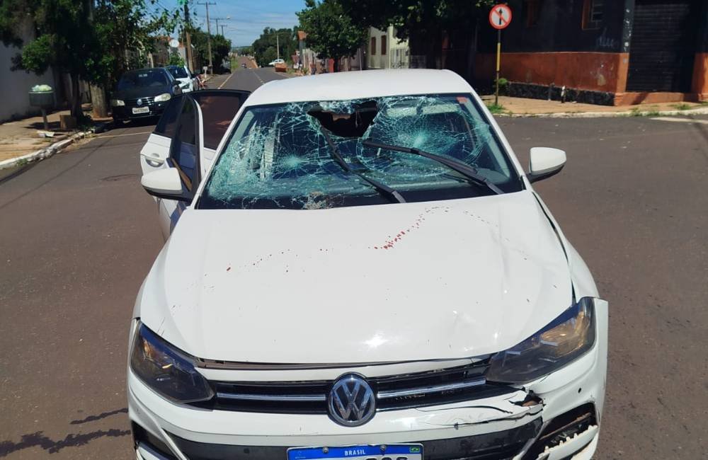 Acidente entre carro e motocicleta deixa duas vítimas graves