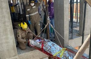 _Bombeiros realizam resgate de vítima após queda de altura