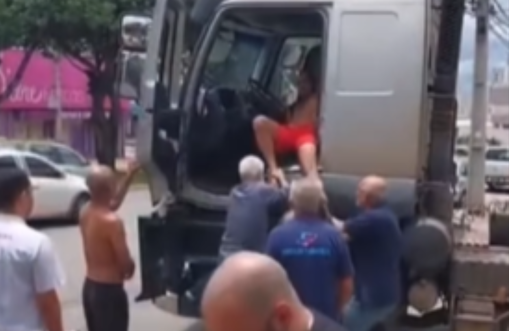 VÍDEO | Caminhoneiro embriagado é retirado à força de caminhão após danificar fiação