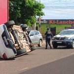 Carro tomba após colisão em cruzamento movimentado de Jataí