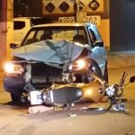 Colisão entre carro e moto deixa motociclista ferido