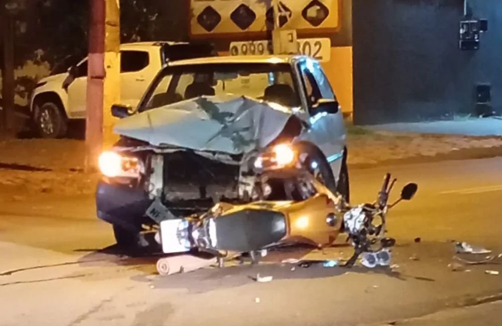 Colisão entre carro e moto deixa motociclista ferido