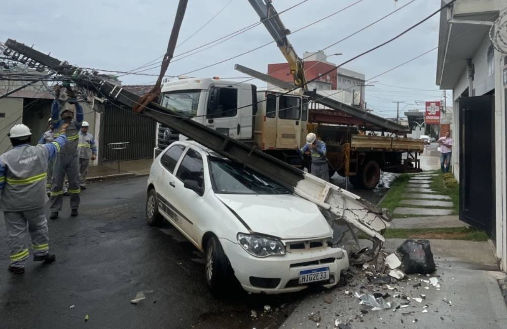 Colisões derrubam 10 postes por dia em Goiás e impactam fornecimento de energia