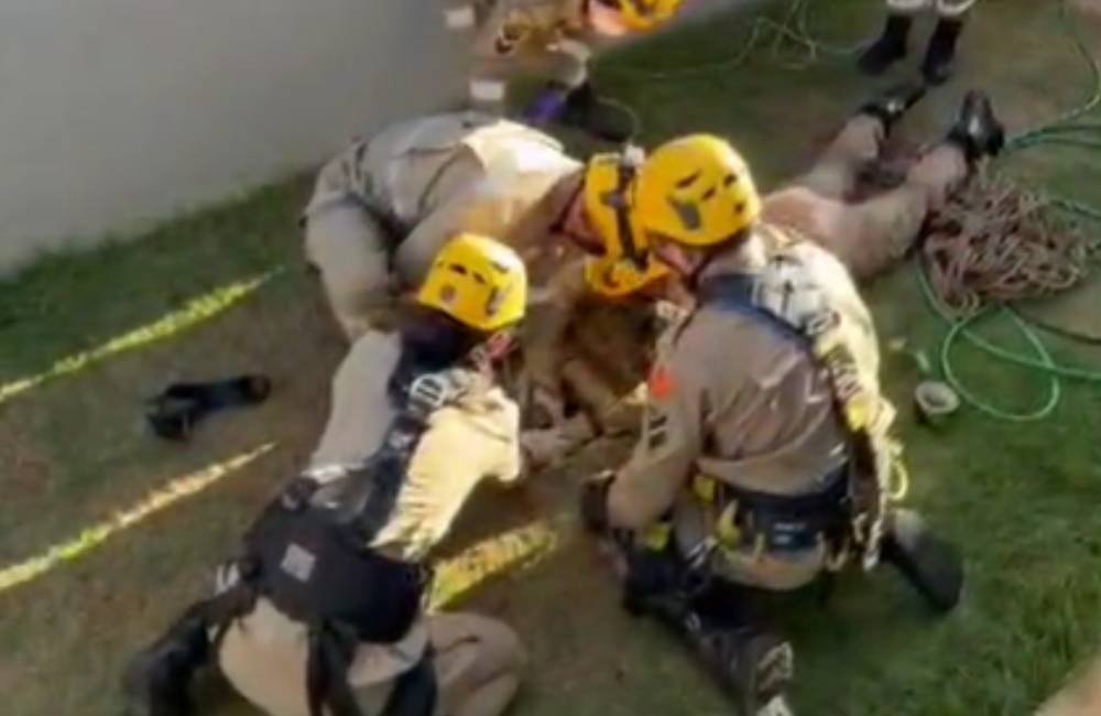 Criança de 3 anos é resgatada de sumidouro de 4 metros