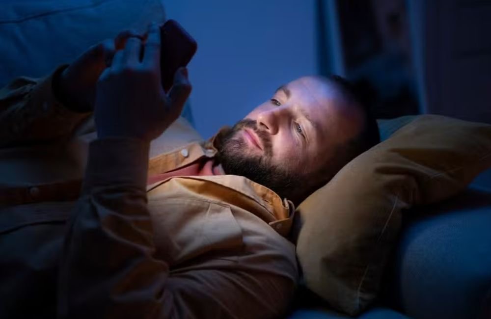 Dormir mal faz as pessoas serem mais suscetíveis a teorias da conspiração; entenda
