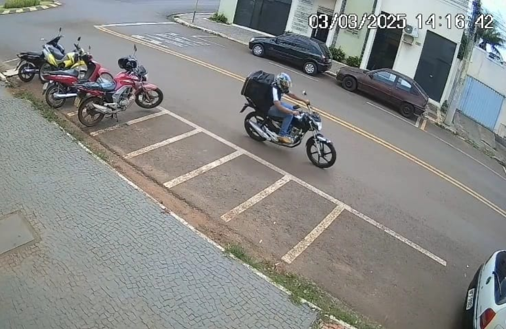 Entregador colide com motos estacionadas e foge em Jataí