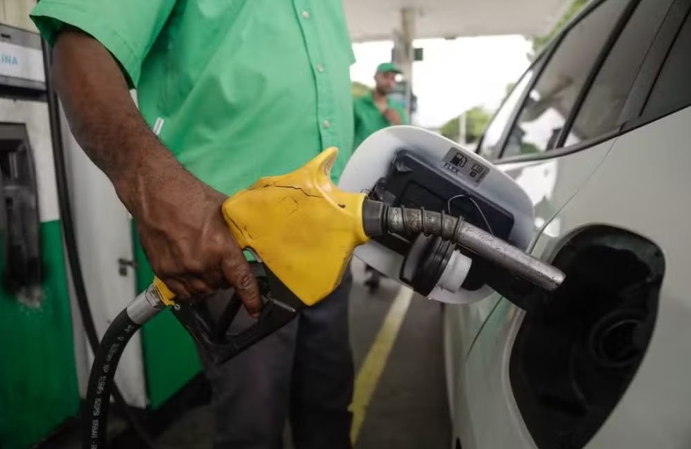 Preço da gasolina nas bombas cai menos da metade do esperado pela Petrobras
