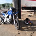 Jovem de 17 anos sofre fraturas em acidente entre moto e caminhão em Jataí