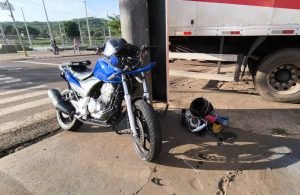 Jovem de 17 anos sofre fraturas em acidente entre moto e caminhão em Jataí