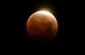 'Lua de Sangue' Eclipse total da Lua acontece na madrugada de sexta-feira; saiba como acompanhar