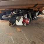 Motociclista perde o controle e cai sob caminhão em Jataí