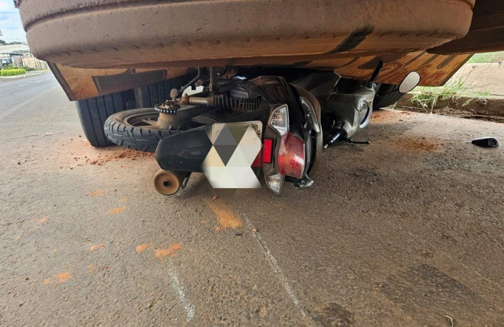 Motociclista perde o controle e cai sob caminhão em Jataí