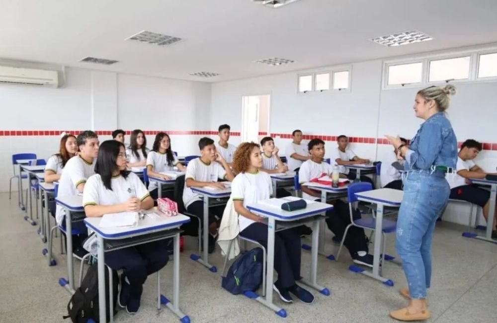 Professores da rede estadual em Goiás recebem progressão e aumento salarial em março