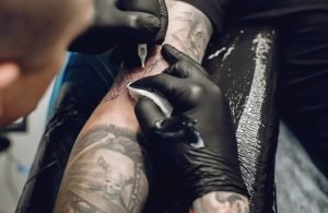 Tatuagens podem estar associadas a maior risco de câncer, diz novo estudo