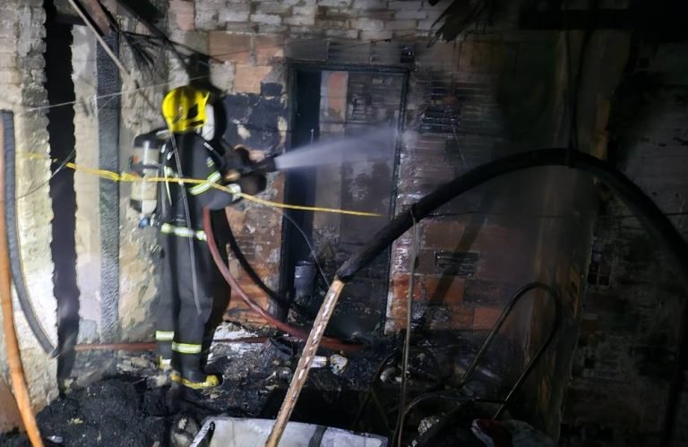 VÍDEO Bombeiros combatem incêndio em casa na Vila Palmeiras pela segunda vez na semana