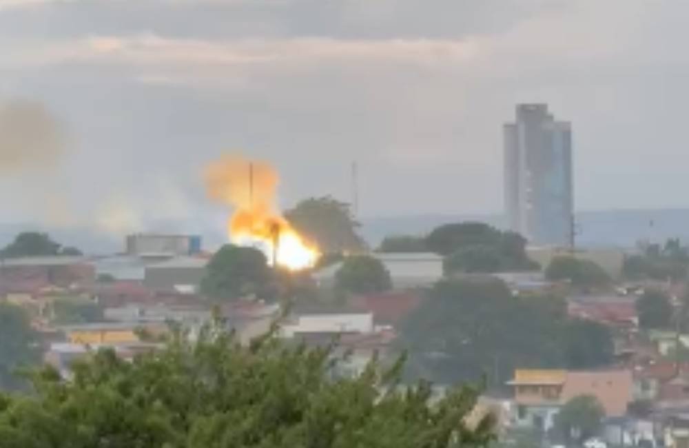 VÍDEO | Bombeiros combatem incêndio em subestação de energia em Itumbiara