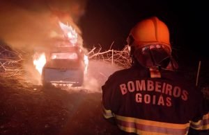 VÍDEO Caminhonete pega fogo após acidente na GO-184