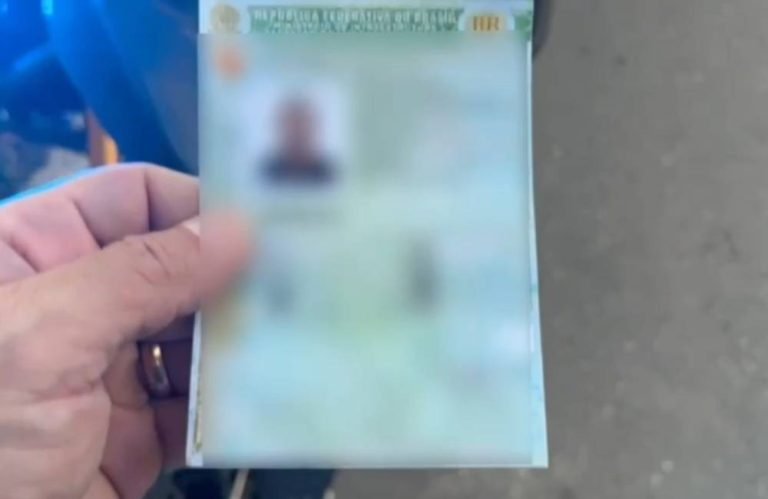 VÍDEO Homem é preso pela PRF ao apresentar CNH e aplicativo da Carteira Digital falsificados na BR-153