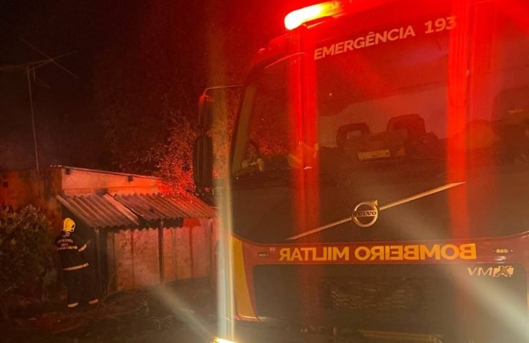 VÍDEO Incêndio atinge barraco abandonado no setor Santa Terezinha