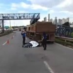 VÍDEO Motociclista morre após colisão traseira com caminhão na BR-153