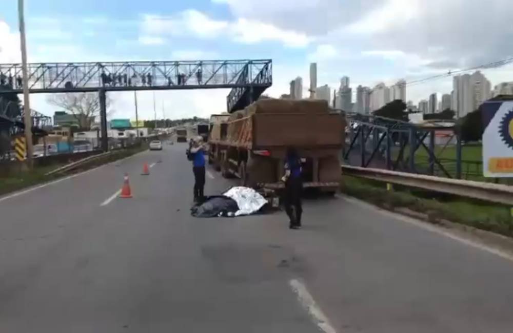 VÍDEO | Motociclista morre após colisão traseira com caminhão na BR-153