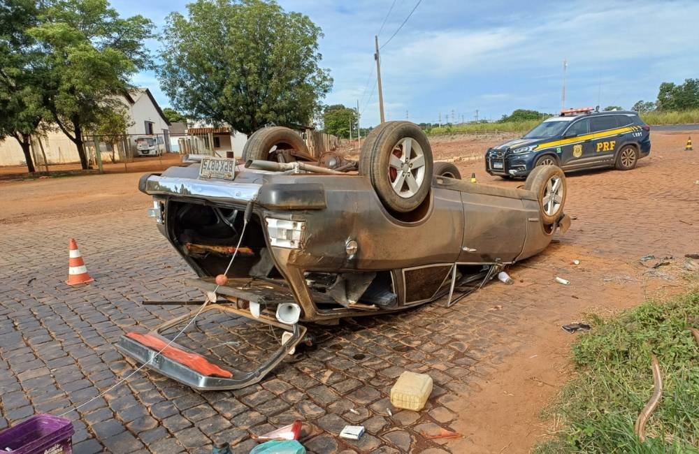 VÍDEO Motorista embriagado capota carro na BR-060 e acaba preso