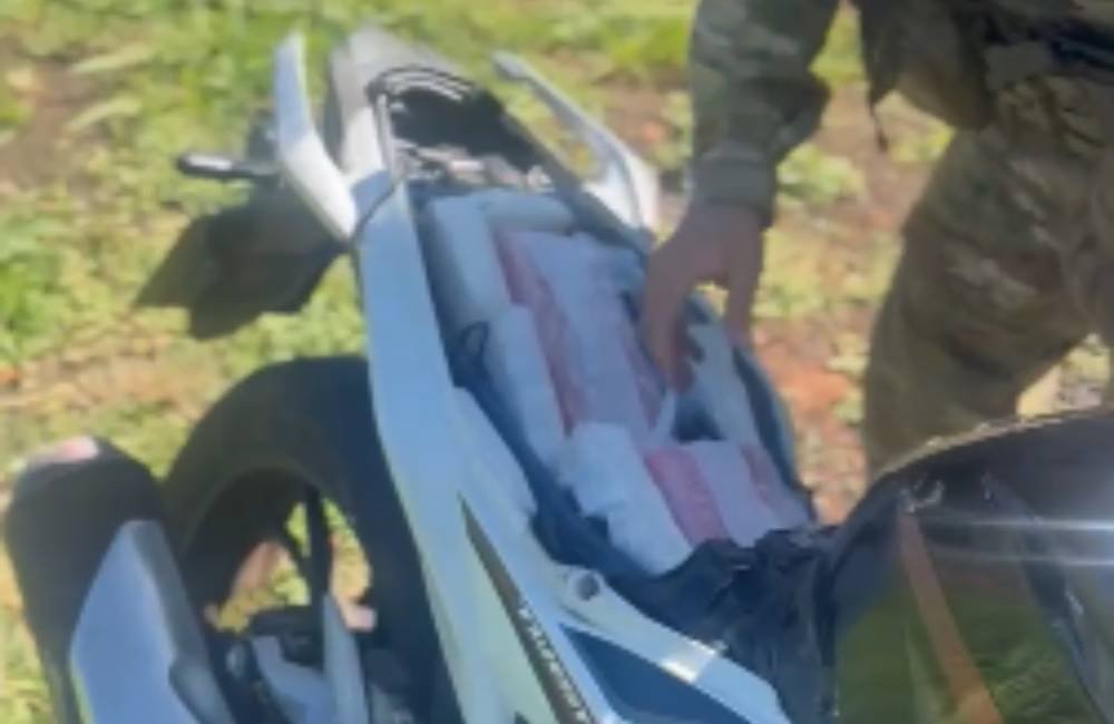 VÍDEO | PRF apreende 10 kg de pasta base de cocaína em motocicleta na BR-364