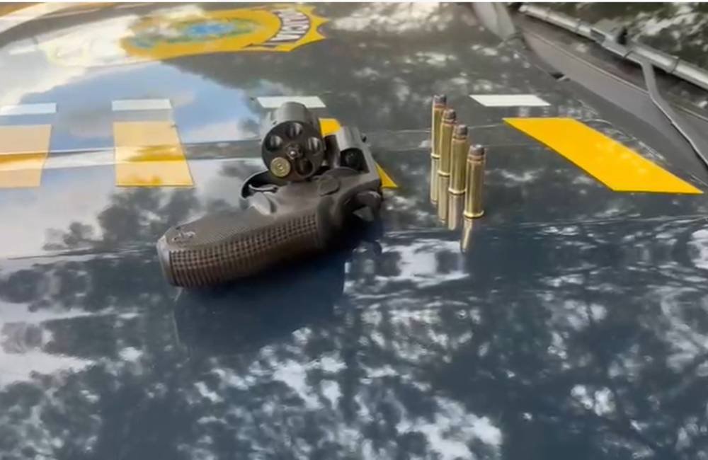 VÍDEO | PRF prende homem em flagrante por porte ilegal de arma em Jataí