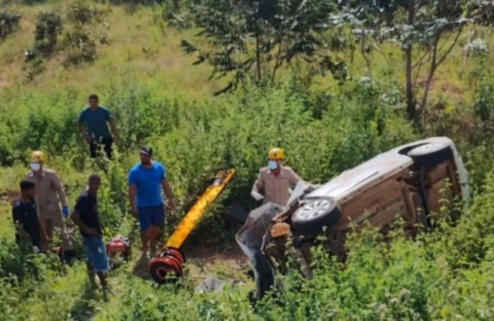 Veículo capota na GO-306 e passageiro fica preso às ferragens