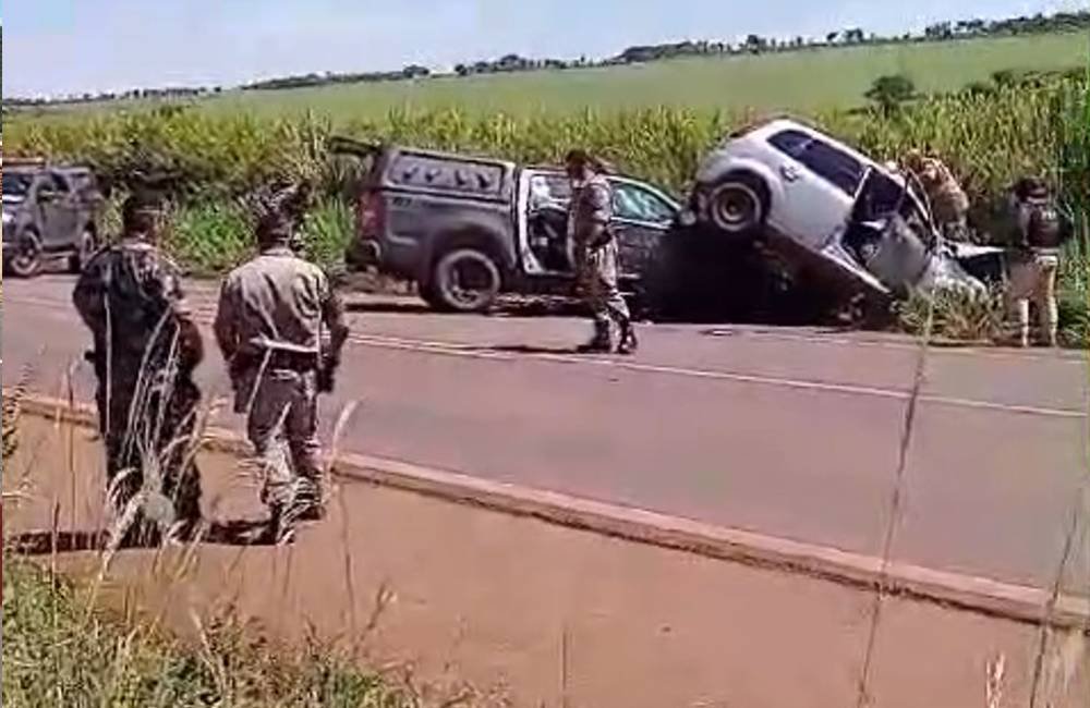 VÍDEO | Viatura do Batalhão de Choque se envolve em acidente fatal na BR-364, em Jataí; duas vítimas morrem no local