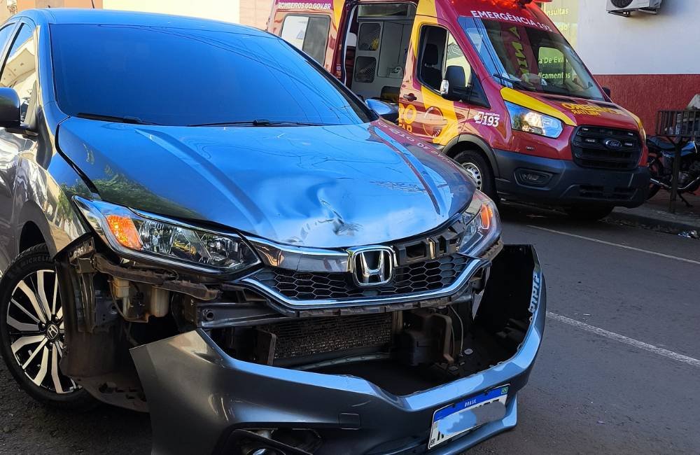 Acidente entre carro e moto deixa jovem ferido no Setor Central de Jataí