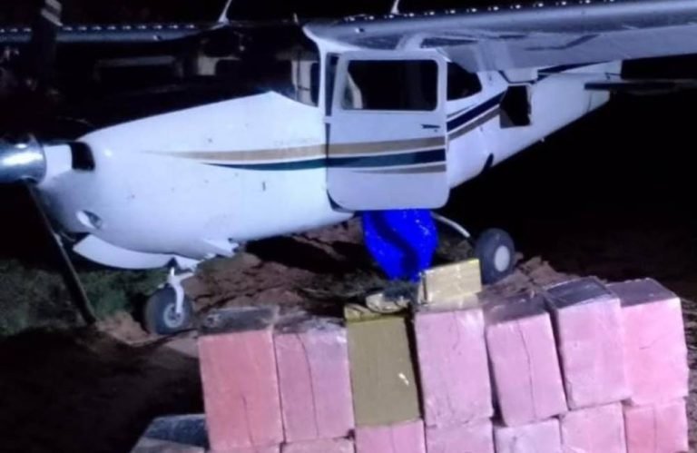 Aeronave carregada com meia tonelada de cocaína é interceptada em Goiás em operação da PF e PM