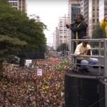 Bolsonaro abraça mãe de condenada e pede anistia a envolvidos nos ataques de 8 de janeiro em ato na Paulista