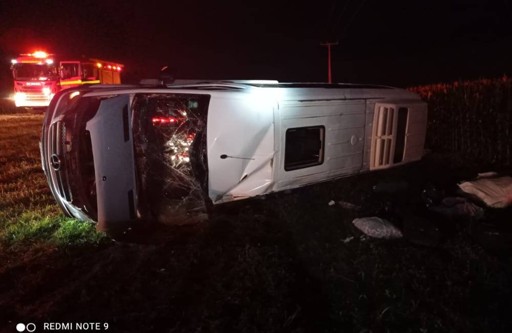 Bombeiros atendem capotamento de van com 11 passageiros na GO-436, em Cristalina