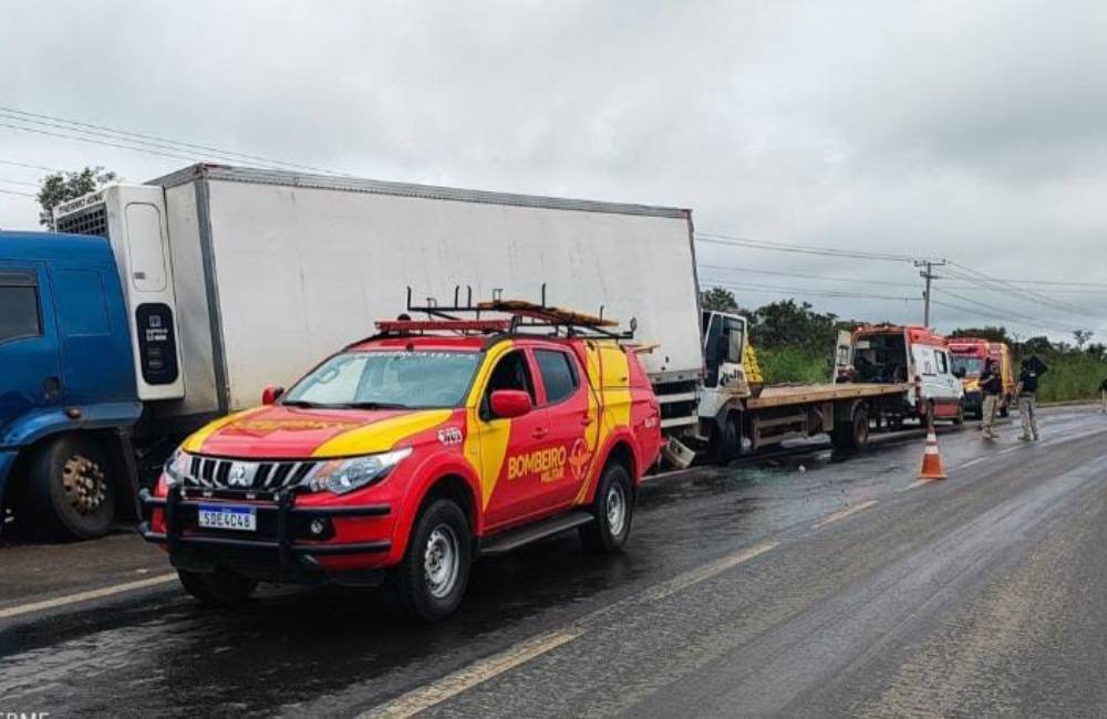 Colisão entre caminhões na BR-020 deixa passageira ferida em Formosa