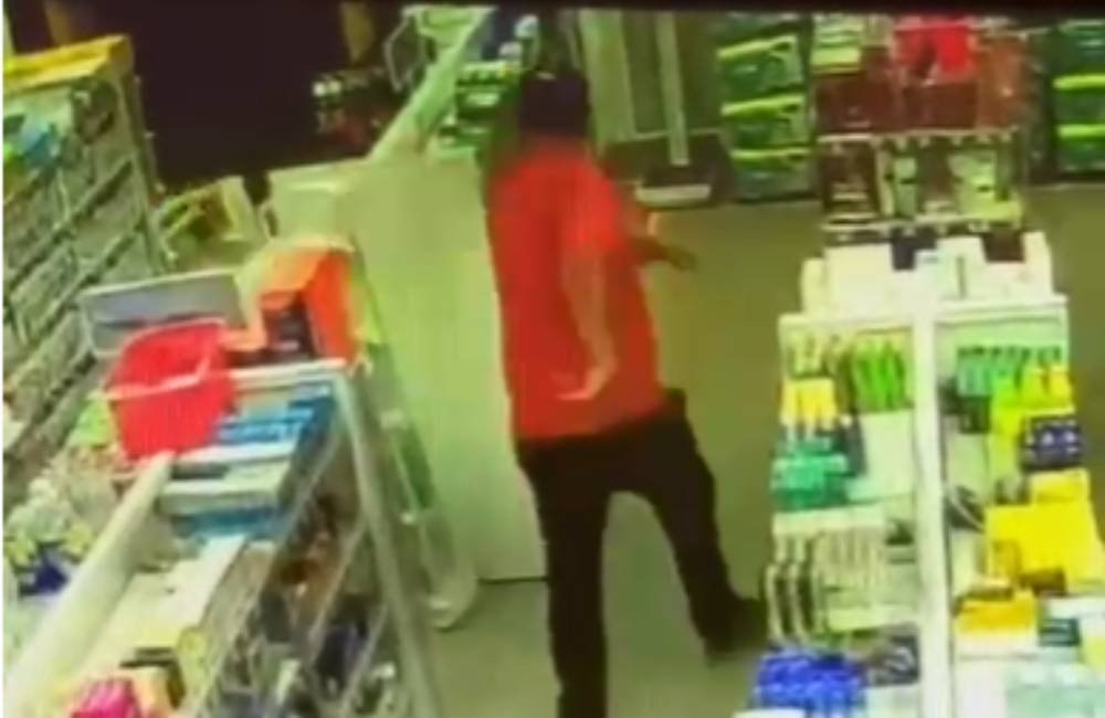 VÍDEO | Confusão em drogaria termina com homem detido após ataque com extintor em Jataí
