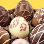 Da galinha ao chocolate como surgiu o ovo de Páscoa Conheça a história