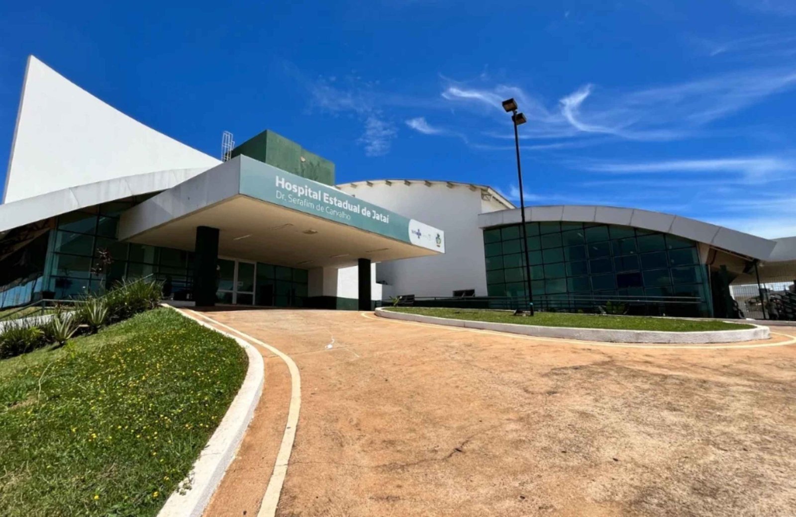 Adolescente fica ferido em colisão entre carro e moto no Setor Central de Jataí