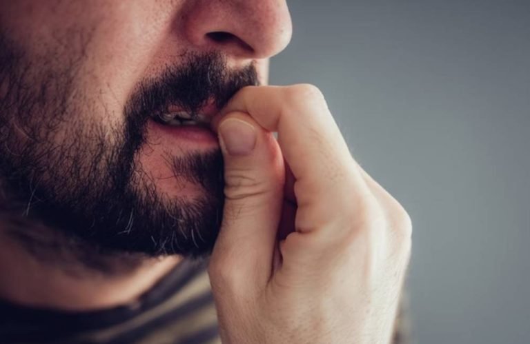 Jovem tem AVC após contrair bactéria ao roer unhas. Entenda